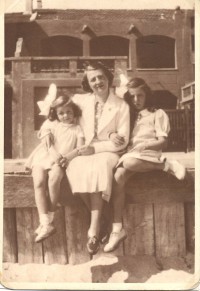 Prinses Roussoudana (Dana) Amilachvary (1906-2007) met dochters Roussoudana (Dany) MG (1928-) en Regina Salomé Diane MG (1932-1962)